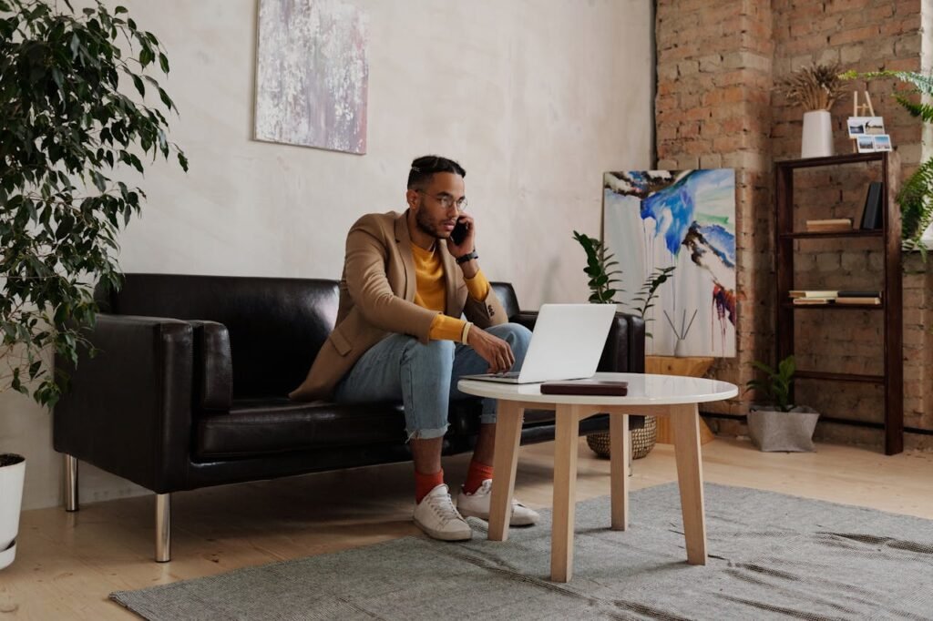 Na imagem, homem em modelo de trabalho híbridos